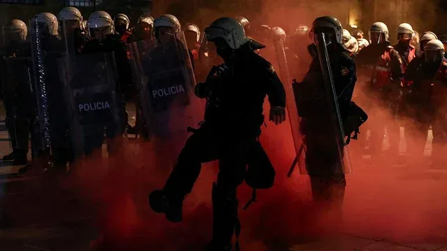 Albaniyada tələbə etirazları zamanı Təhsil Nazirliyinin binası yandırıldı - Video